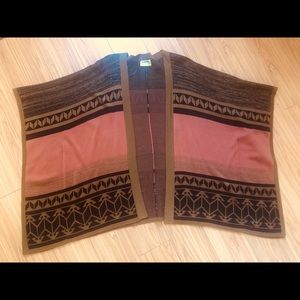 Fall colored loose cardigan with geometric pattern